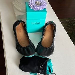 Tieks Sz. 9 Matte Black ballet slippers. Like new. Includes bag, box, etc.